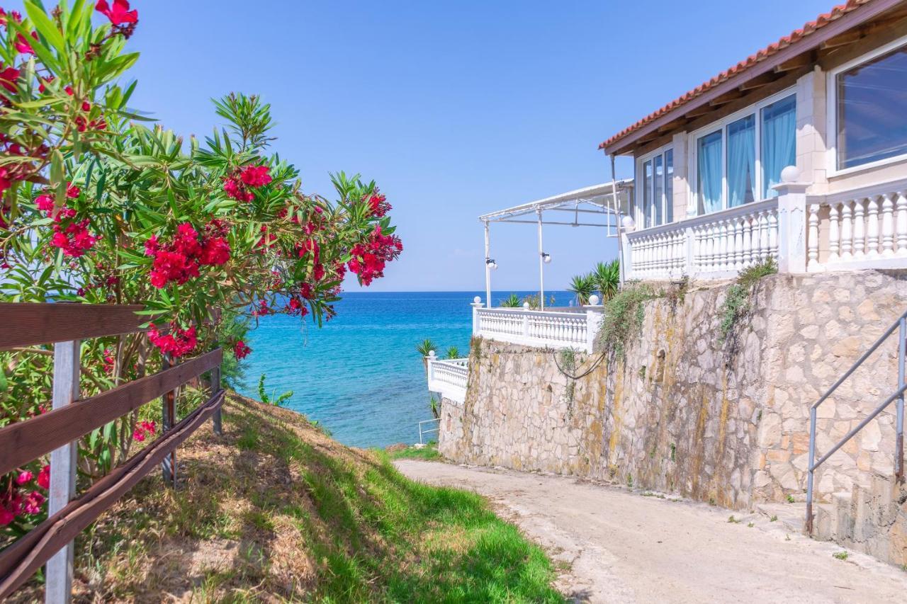 Baywatch Apartments On The Beach By "Elite" Amoudi Esterno foto